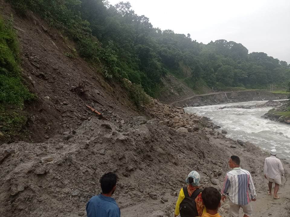 लमजुङ,कालिकोट र बागलुङमा पहिरोले सडक अवरुद्ध